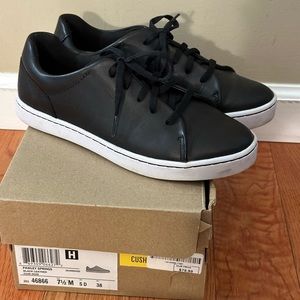 Women’s Clark’s tennis shoes. Size 7.5. Black.